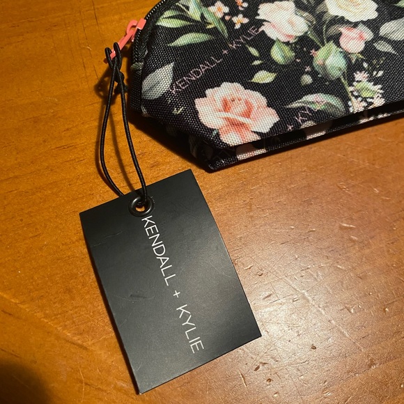 Kendall + Kylie Floral Bag - Picture 4 of 8